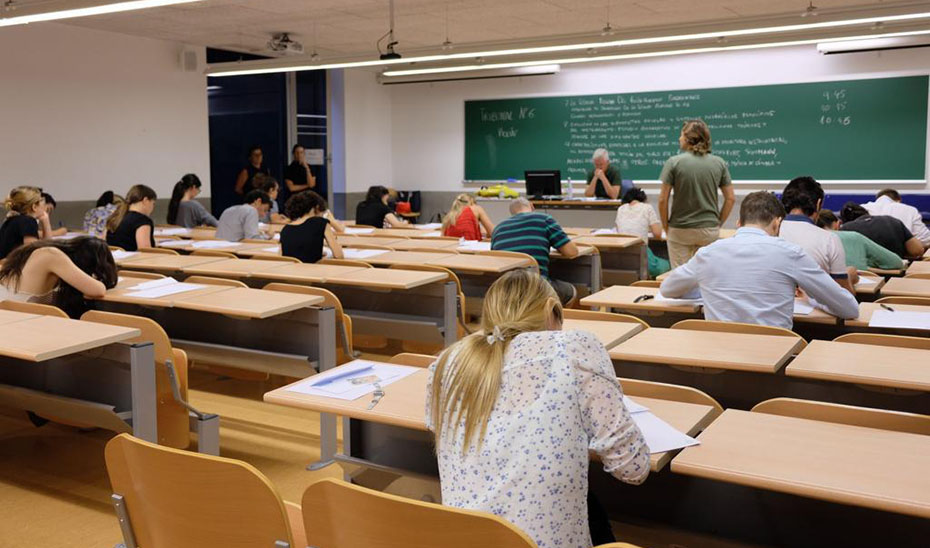 
			      Opositores en un aula.			    
			  