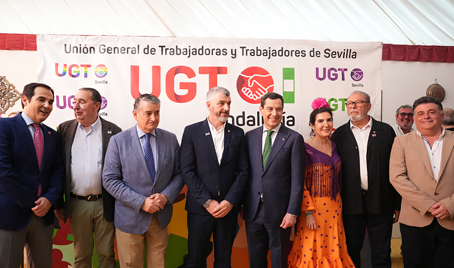 Juanma Moreno, junto a los consejeros Antonio Sanz, Rocío Blanco y José Antonio Nieto, en la caseta de UGT en el Real de la Feria de Sevilla.