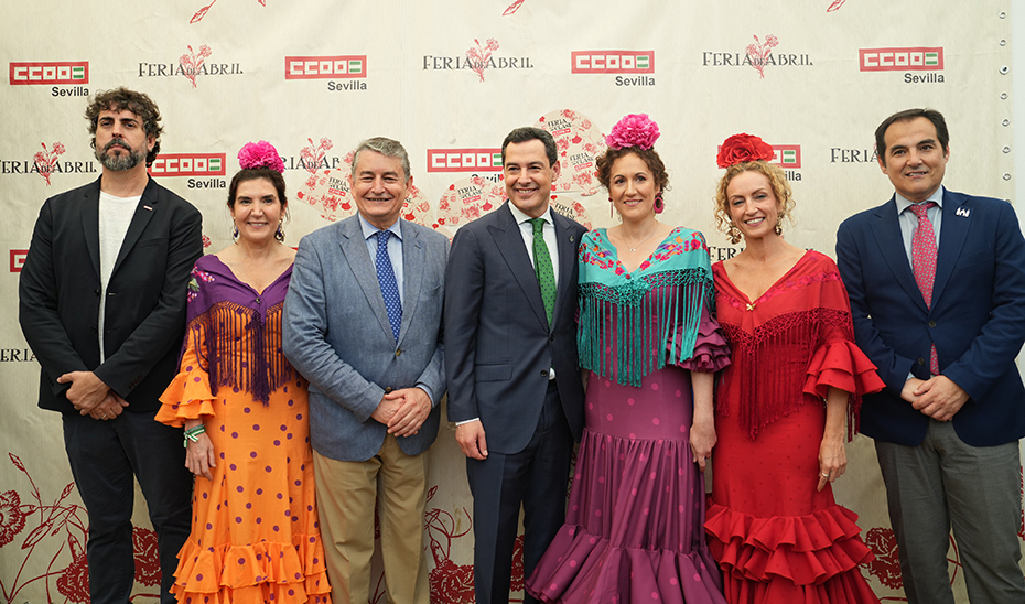 El presidente de la Junta y consejeros de su gobierno, durante su visita a la caseta del sindicato CCOO en el recinfo ferial.