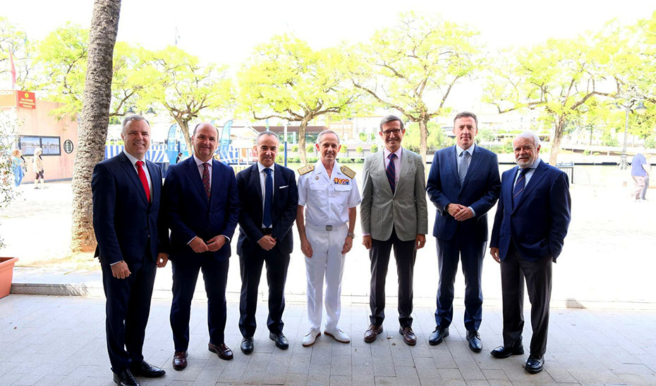 Foto de familia en el Foro Almirante Bonifaz organizado por Ghenova en Sevilla.