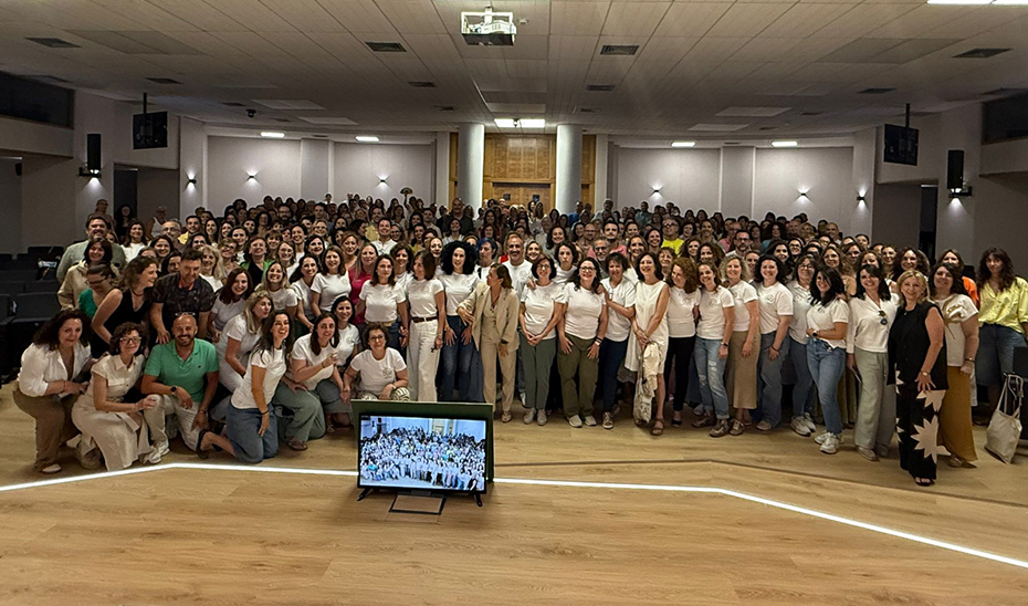 Foto de familia de la jornada como punto de encuentro de profesionales implicados en el desarrollo del papel de la Enfermera Referente de Centros Escolares (ERCE) celebrada en Granada.