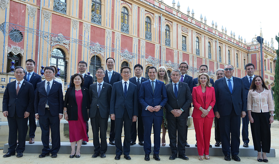 Foto de familia del presidente andaluz y miembros del Ejecutivo autonómico con la delegación china en el Palacio de San Telmo.