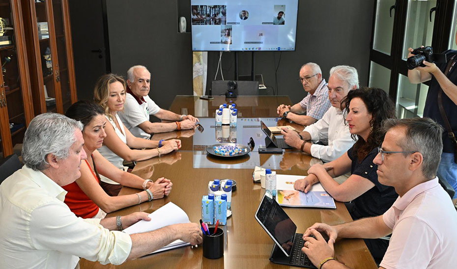 Reunión de Salud con el Ayuntamiento de Almería a la que han asistido la delegada del Gobierno de la Junta, Aránzazu Martín; el delegado territorial de Salud y Consumo, Juan de la Cruz Belmonte; la alcaldesa de Almería, María del Mar Vázquez; el concejal de Sostenibilidad Medioambiental y Energética, Antonio Urdiales, y la empresa Athisa, responsable del control de plagas y sanidad ambiental en el término municipal de Almería.