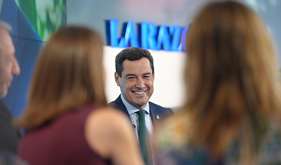 Juanma Moreno, presidente de la Junta de Andalucía, en un momento del foro de La Razón.