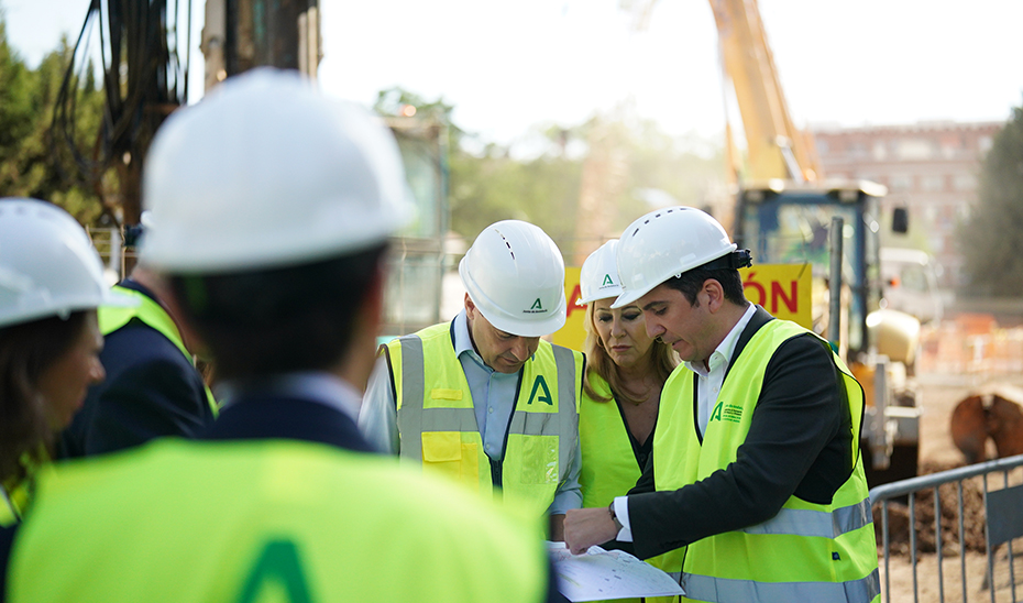 Juanma Moreno atiende las indicaciones sobre el desarrollo de las obras del Metro de Málaga.