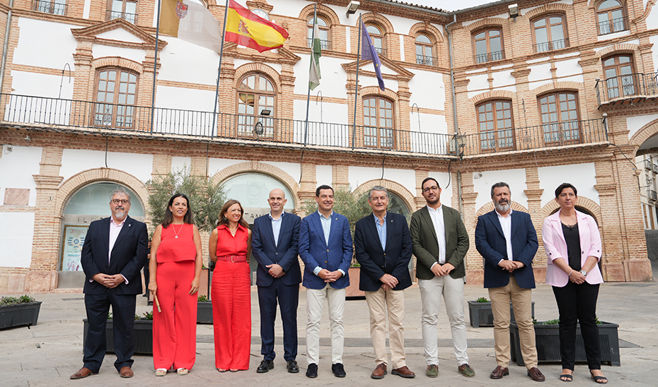 Moreno posa con los miembros del equipo de gobierno del Ayuntamiento de Archidona.