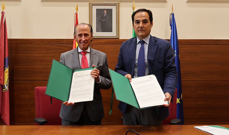
			      El consejero de Justicia de Justicia, José Antonio Nieto, y el alcalde de Chiclana, José María Román, tras la firma del convenio.			    
			  
