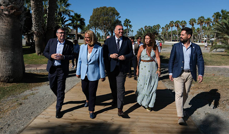 Bernal visita la nueva senda litoral de Motril 