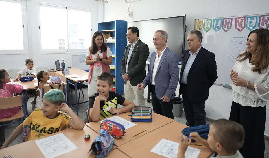 El presidente Juanma Moreno, la consejera de Desarrollo Educativo, María del Carmen Castillo, el presidente de la Diputación de Huelva, David Toscano y el alcalde de Almonte, Francisco Bella, en una de las aulas del centro docente almonteño.