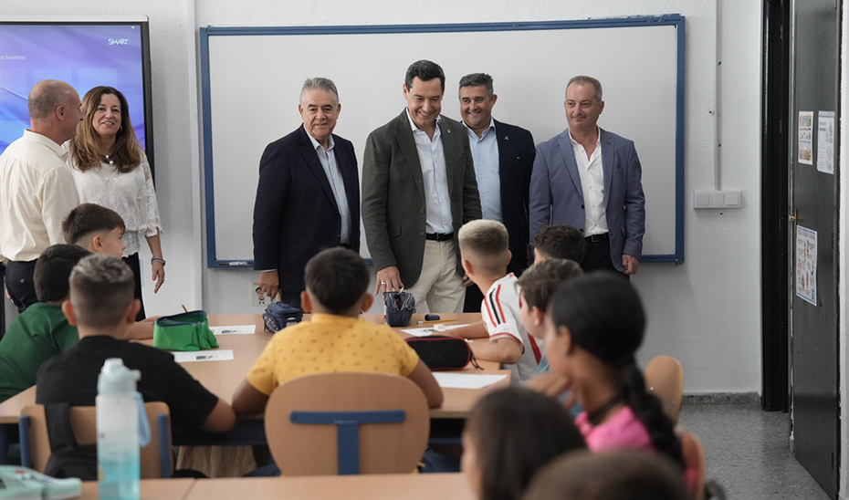 Moreno conversa con el alumnado del CEIP Los Llanos.