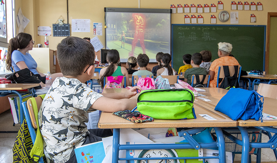 
			      Estudiantes en un aula.			    
			  