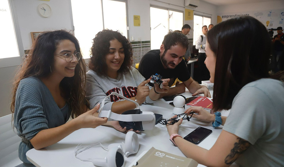 
			      Participantes en un curso de la Agencia Digital de Andalucía.			    
			  