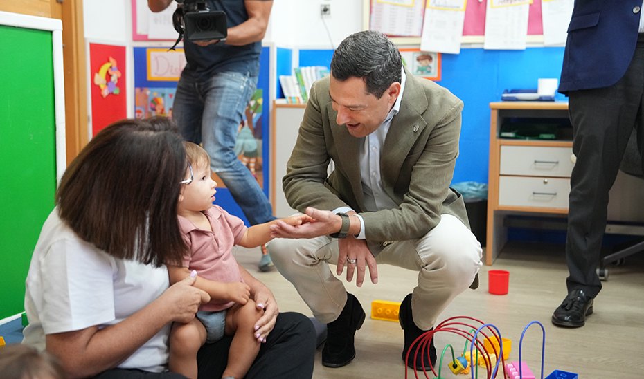 Juanma Moreno ha destacado que más de 74.000 familias se beneficiarán de la gratuidad de la educación en Infantil.