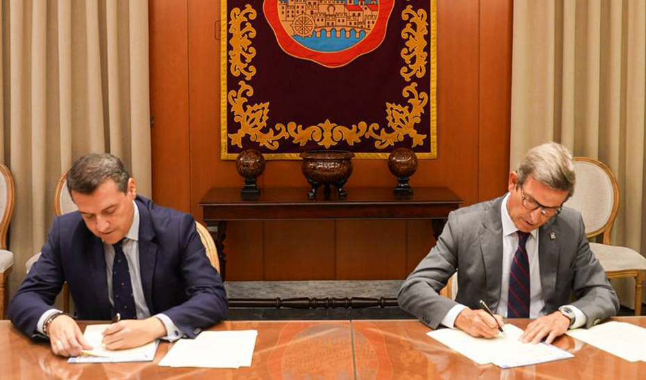 Momento de la firma del convenio de colaboración entre la Junta y la FAMP para fomentar el impacto local positivo de la actividad minera.