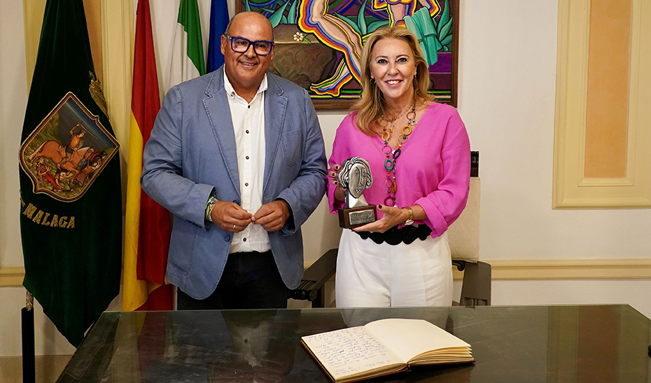 
			      Carolina España, junto al alcald de Vélez-Málaga, Jesús Lupiáñez, durante su visita institucional al Ayuntamiento del municipio malagueño.			    
			  