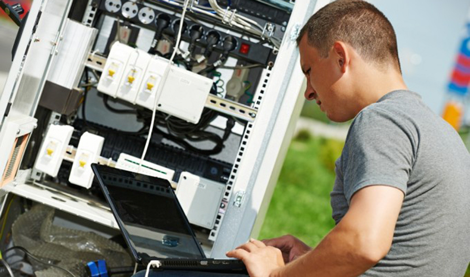 
			      Un estudiante de Formación Profesional realiza prácticas de instalaciones de telecomunicaciones.			    
			  