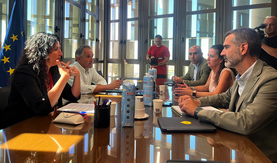 Ramón Fernández-Pacheco, en un momento de su reunión con la alcaldesa de Almería, María del Mar Vázquez.
