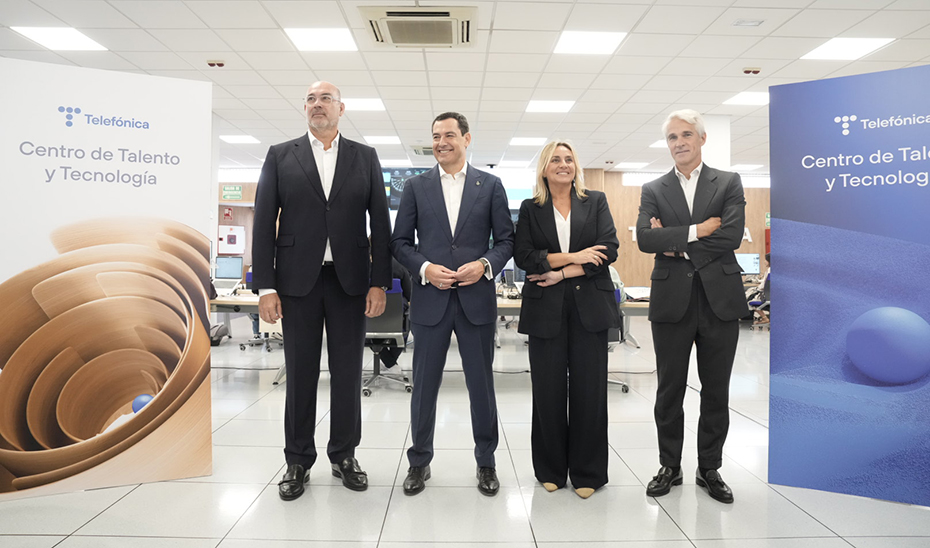 El presidente de la Junta, Juanma Moreno, junto a la alcaldesa de Granada, Marifrán Carazo; el presidente ejecuitivo de Telefónica España, Borja Ochoa; y el consejero delegado de Telefónica Global, Emilio Gayo.