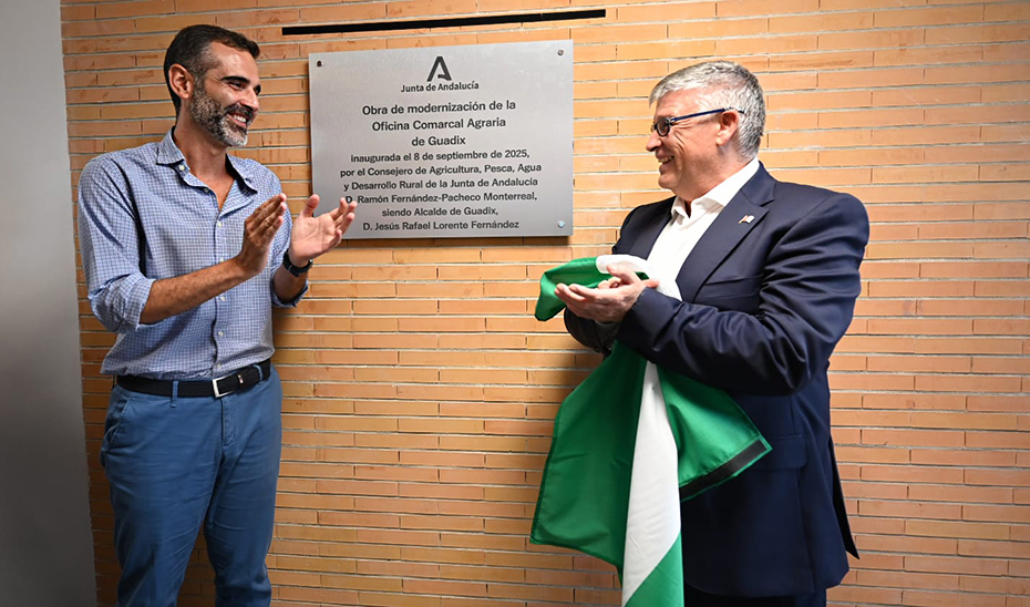 
			      El consejero Rafael Fernández-Pacheco y el alcalde de Guadix, Jesús Lorente, en el arranque de las obras de modernización de la OCA.			    
			  