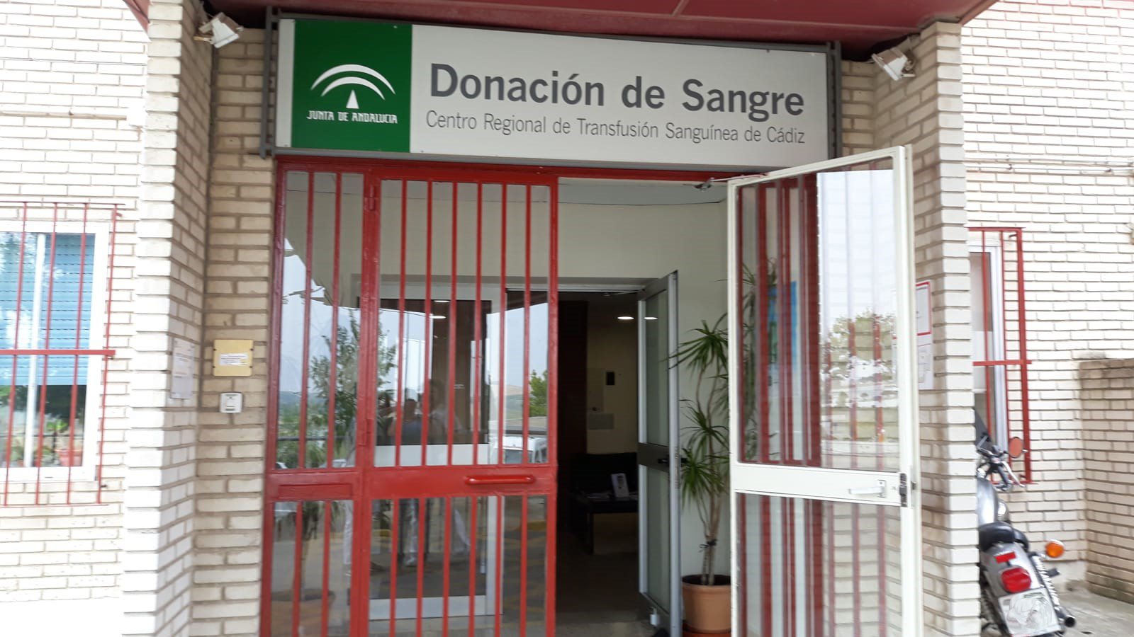 Entrada del Centro de Transfusión, Tejidos y Células