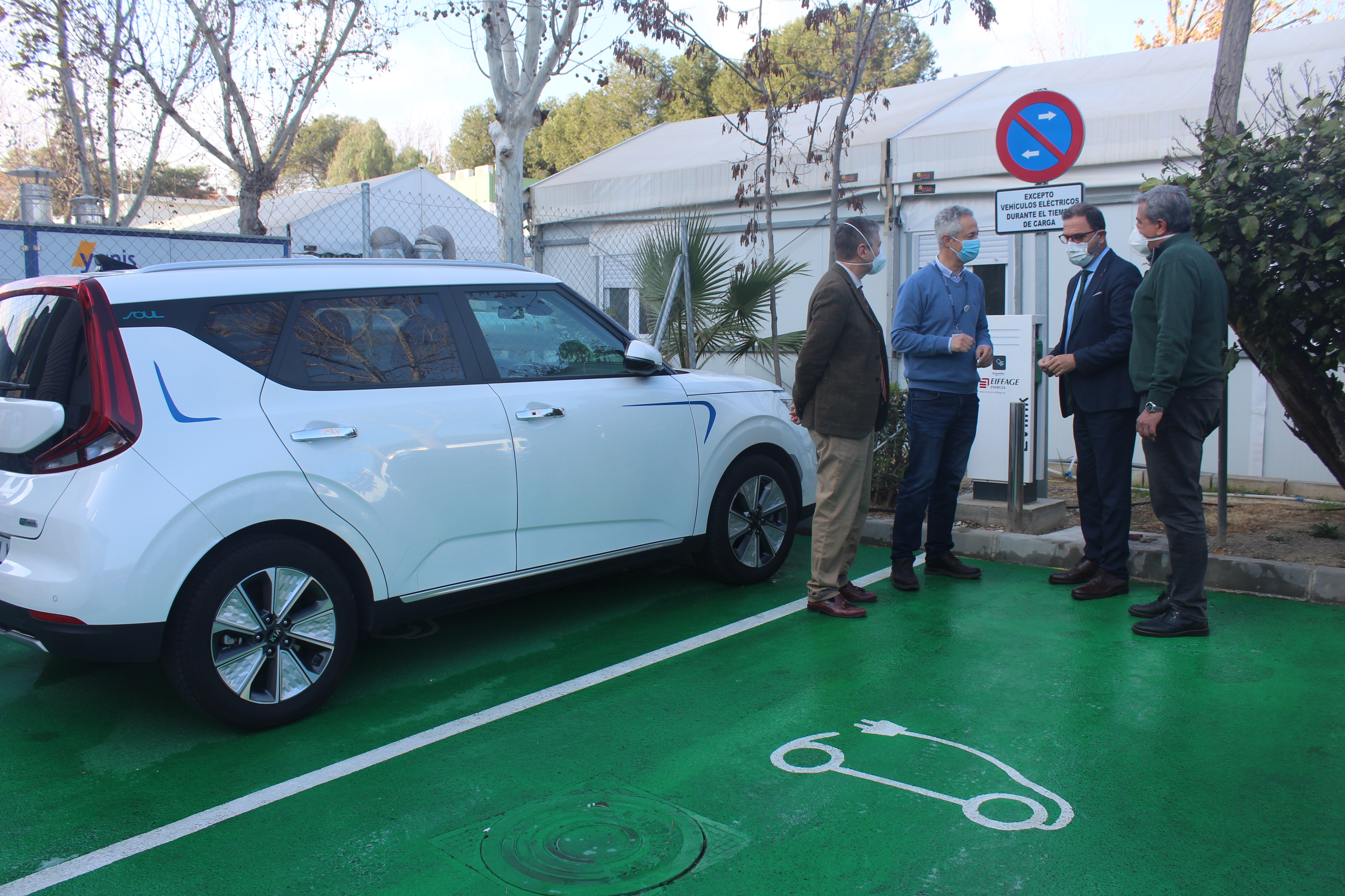 El Hospital de la Axarquía instala dos puntos de recarga para vehículos eléctricos