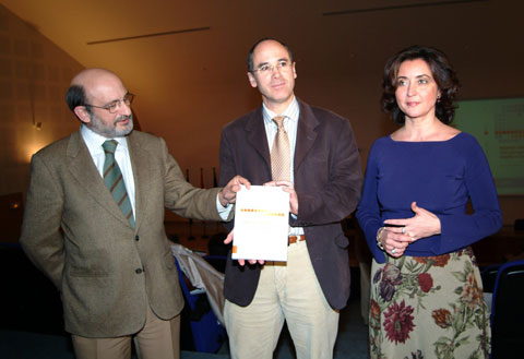 El director gerente del Reina Sofía junto al autor de libro y la delegada de Salud