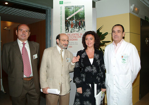 La delegada provincial de salud, María Isabel Baena con el gerente y responsables del hospital