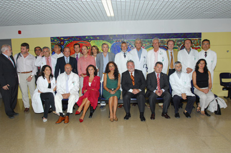 El ministro de Sanidad y Consumo, Bernat Soria, y la consejera de Salud, Mª Jesús Montero, junto a los investigadores