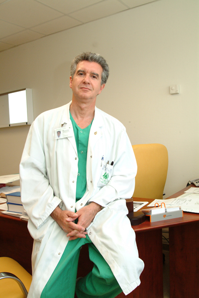 El doctor Salvatierra, en su despacho del hospital.