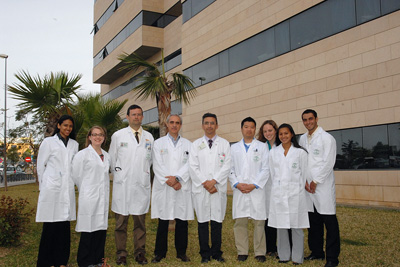Profesionales del hospital junto a los estudiantes de Medicina estadounidenses. 