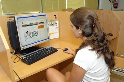 Un usuario consulta la web del centro desde la biblioteca del complejo hospitalario.
