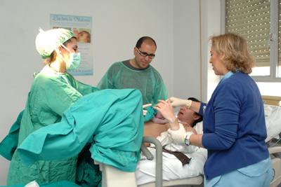 Una matrona residente del Hospital Reina Sofía asiste a una mujer durante el parto