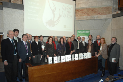 La delegada de Salud, profesionales del hospital, poetas y colectivos de trasplantados asistieron a la presentación del poemario en Madrid. 