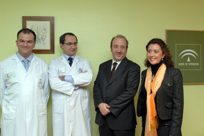 Los cirujanos Gómez Barbadillo y Rufián Peña; el gerente del Hospital Reina Sofía, José Manuel Aranda, y la delegada de Salud, María Isabel Baena.