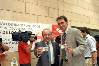 Adolfo Aldana con el gerente del hospital.