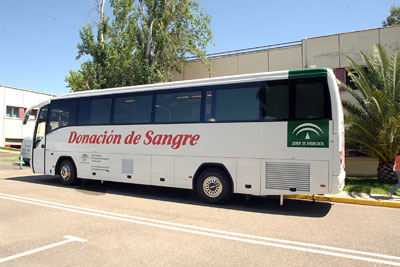 El autobús de la donación instalado frente al Edificio de Gobierno.