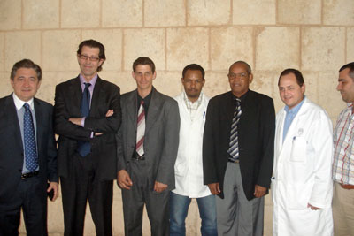 José Luis Medina e Ignacio Muñoz, a la izquierda, junto a profesionales y responsables cubanos.