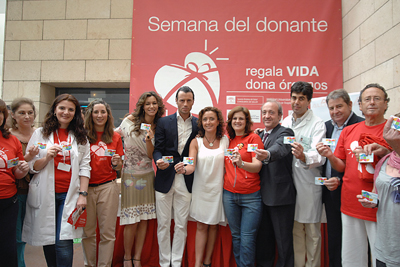 Juan Serrano 'Finito de Córdoba' y Arancha del Sol muestran el carné de donante que acaban de recibir.