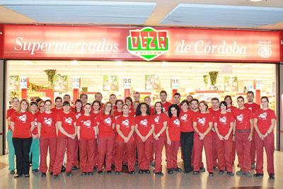 Trabajadores de la cadena de supermercados DEZA lucen la camiseta de la donación de órganos