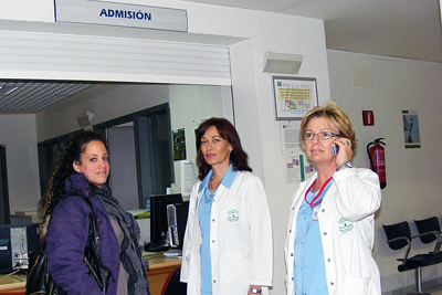 Las supervisoras Catalina Cabello y María Dolores Ortiz atienden a una paciente