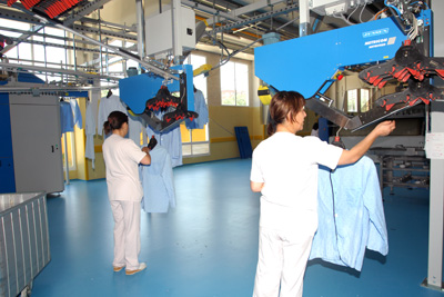 Profesionales trabajando en la lavandería provincial del Hospital Reina Sofía 