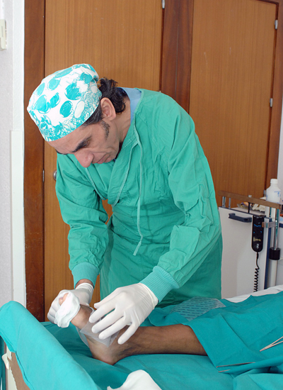El enfermero Lorenzo Pérez cuidando de un paciente con quemaduras.