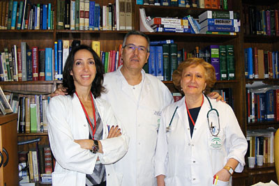 El doctor Pérez Navero junto a las oncólogas pediátricas