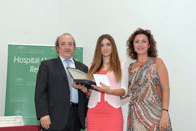Ana Carrión, primera premiada, acompañada por el gerente y la delegada de Salud
