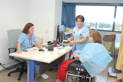 Enfermeras de nutrición realizan el test de disfagia a una paciente