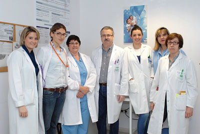 El neumólogo Bernabé Jurado, en el centro, junto a otros profesionales de la Unidad de Trastornos Respiratorios del Sueño