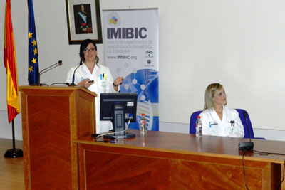 Dos especialistas durante la jornada formativa organizada por IMIBIC
