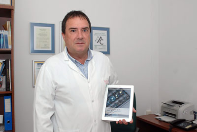 El Doctor Rivero con el manual en soporte electrónico sobre la atención de casos de VIH/Sida que ha coordinado. 