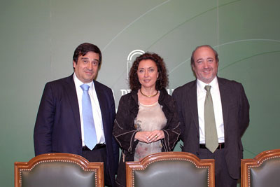 Enrique Aranda, María Isabel Baena y José Manuel Aranda presentan el encuentro de cáncer de mama