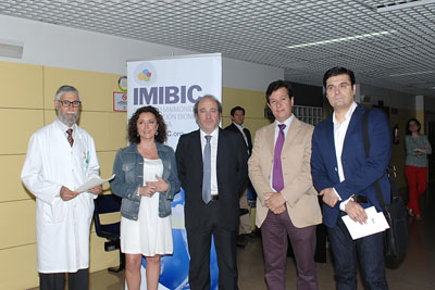 En la imágen, la delegada de Salud, los dres. Aranda y Pérez Jiménez y otros miembros del IMIBIC